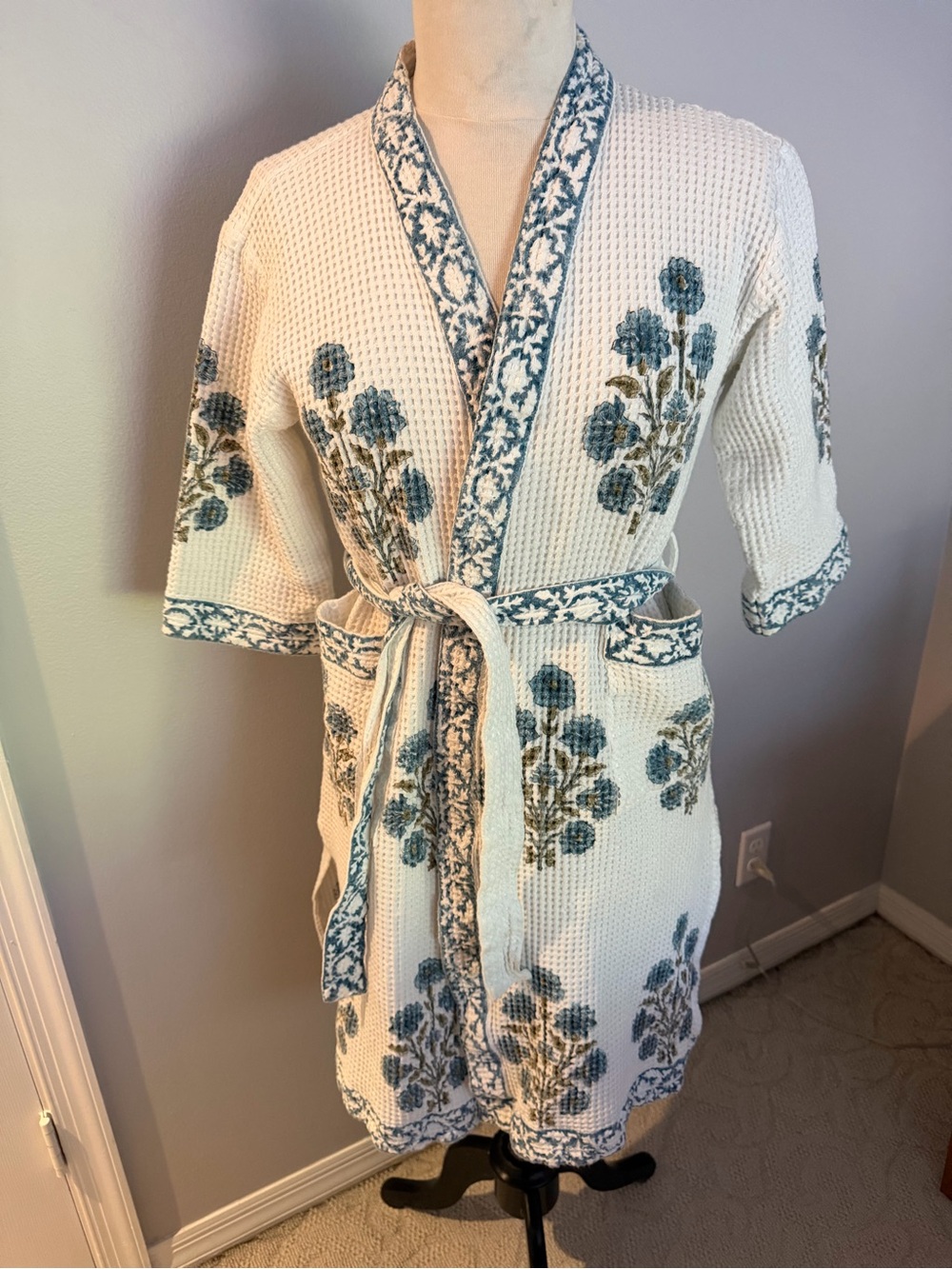 Ginny & Daughters Floral Cotton Waffle Robe in white and Blue size small